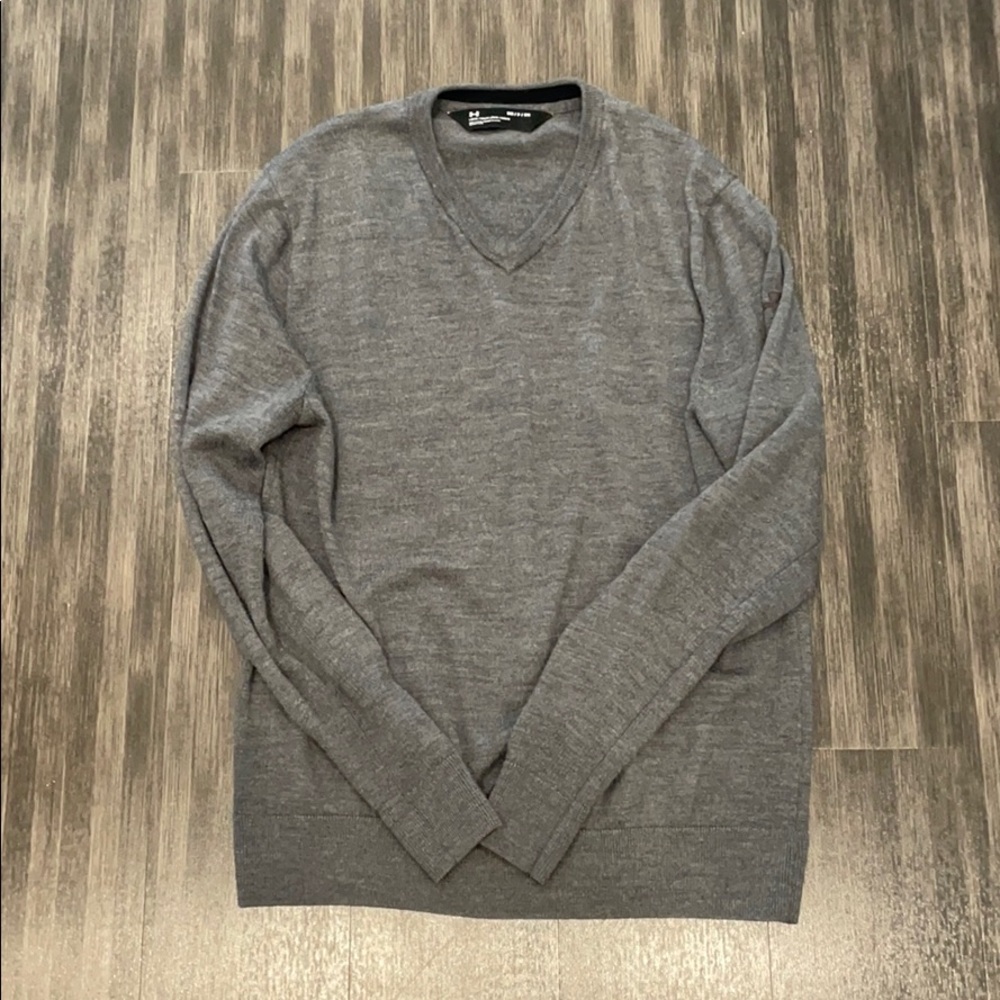 5 ⭐️ Under Armour Grey V-Neck Sweater